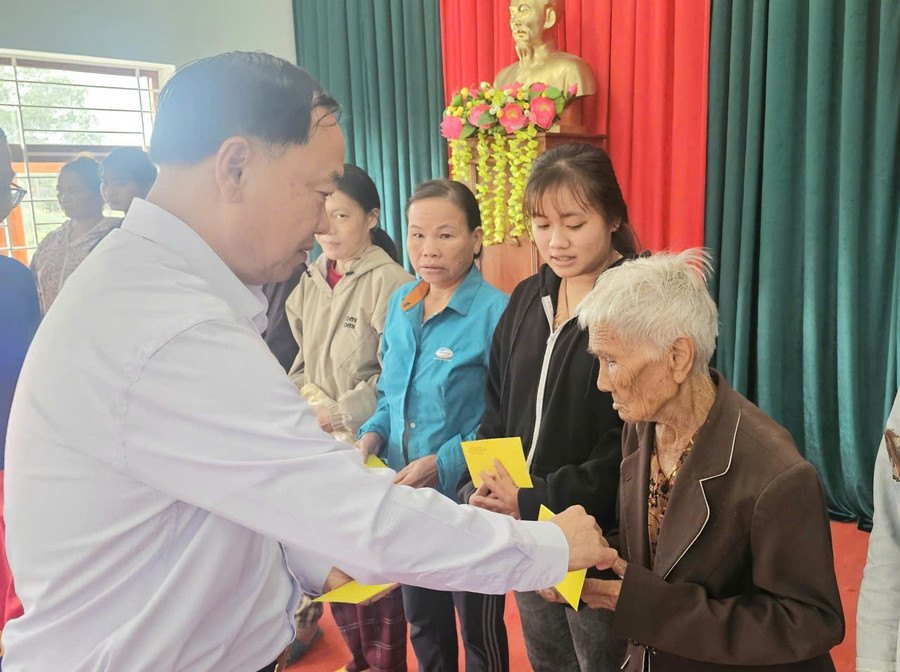 bi-thu-tinh-uy-thai-dai-ngoc-tang-qua-cho-cac-ho-ngheo-ho-can-ngheo-o-lien-khu-dan-cu-an-xuan-an-thach.jpg
